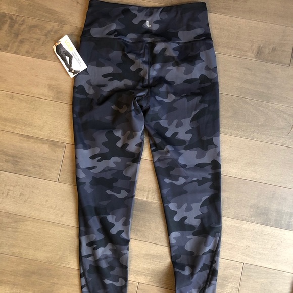 Lolë Camo Crop Leggings - Picture 4 of 6